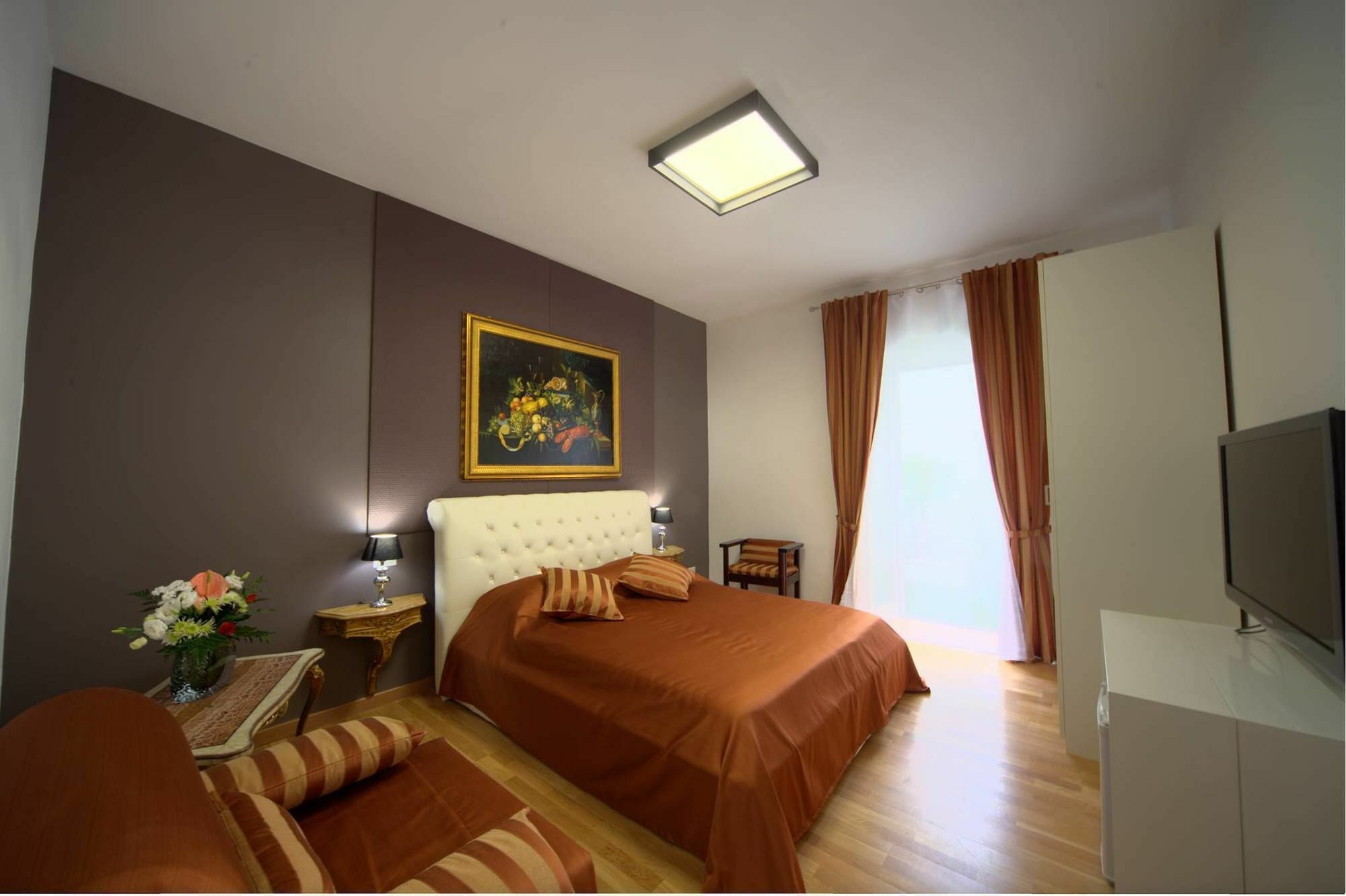 Golden House Apartment Rom